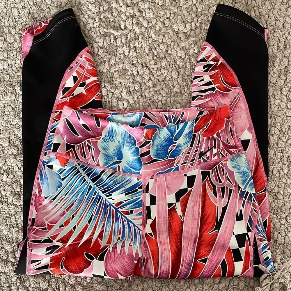 Nike Cropped Leggings. Size Medium
